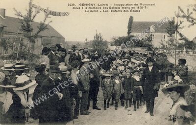 Carte postale ancienne Inauguration du Monument élevé à la mémoire des Soldats morts en 1870-71 Le défilé — Gémigny (Loiret)