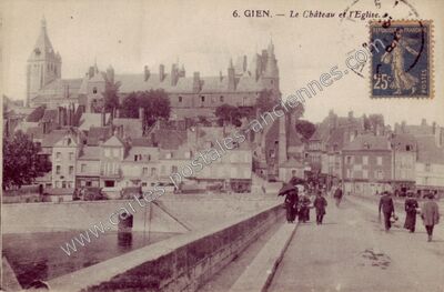 Carte postale ancienne Le Château et l'Eglise — Gien (Loiret)