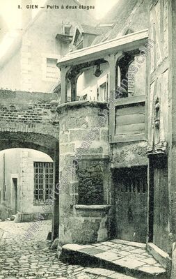 Carte postale ancienne Puits à deux étages — Gien (Loiret)