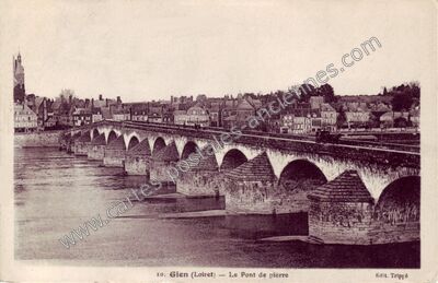 Carte postale ancienne Le Pont de pierre — Gien (Loiret)