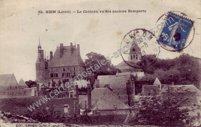 Carte postale ancienne Le Château vu des anciens Remparts — Gien (Loiret)