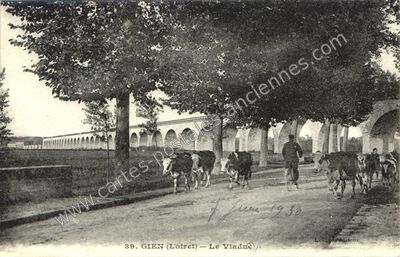 Carte postale ancienne Le Viaduc — Gien (Loiret)
