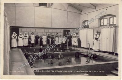 Carte postale ancienne Hôpital Renée-Sabran : L'intérieur des piscines — Gien (Loiret)