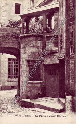 Carte postale ancienne Le Puits à deux Etages — Gien (Loiret)