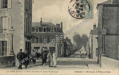 Carte postale ancienne Place du Berry et route de Bourges — Gien (Loiret)