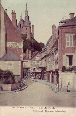 Carte postale ancienne Rue du Pont — Gien (Loiret)