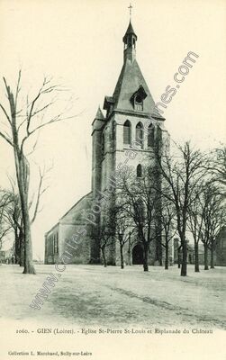 Carte postale ancienne Eglise St-Pierre St-Louis et Esplanade du Château — Gien (Loiret)