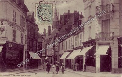 Carte postale ancienne Rue Gambetta — Gien (Loiret)
