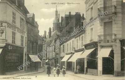 Carte postale ancienne Rue Gambetta — Gien (Loiret)