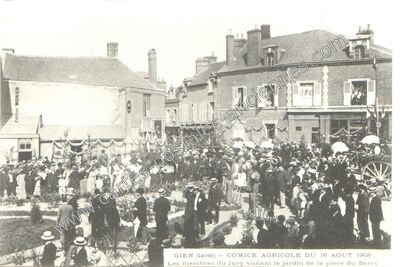 Carte postale ancienne Comice agricole du 16 aout 1908 Les membres du Jury visitant le jardin de la place du… — Gien (Loiret)