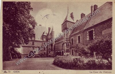 Carte postale ancienne La Cour du Château — Gien (Loiret)