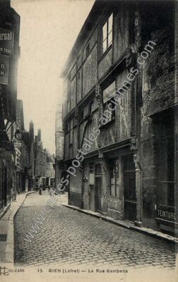 Carte postale ancienne La Rue Gambetta — Gien (Loiret)