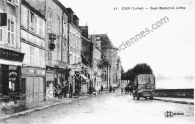 Carte postale ancienne Quai Maréchal Joffre — Gien (Loiret)