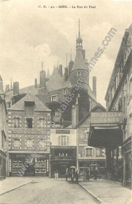 Carte postale ancienne La Rue du Pont — Gien (Loiret)