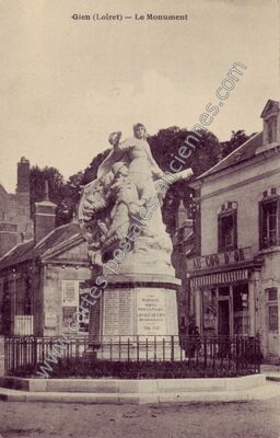 Carte postale ancienne Le Monument — Gien (Loiret)