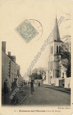 Carte postale ancienne Rue du Bourg — Huisseau-sur-Mauves (Loiret)