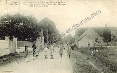 Carte postale ancienne L'entrée du Bourg par la route du Pavé Ces Maisons furent bombardées par l'Artillerie… — Juranville (Loiret)