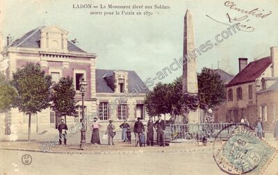 Carte postale ancienne Le Monument élevé aux Soldats morts pour la Patrie en 1870 — Ladon (Loiret)
