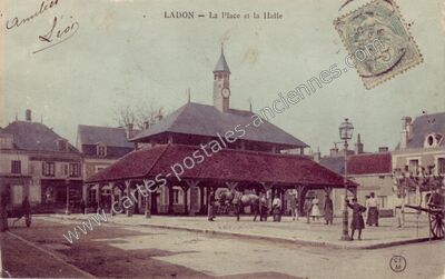 Carte postale ancienne La Place et la Halle — Ladon (Loiret)