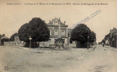Carte postale ancienne La Place de la Mairie et le Monument de 1870 - Routes de Bellegarde et de Beaune — Ladon (Loiret)