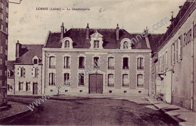 Carte postale ancienne La Gendarmerie — Lorris (Loiret)