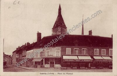 Carte postale ancienne Place du Martrol — Lorris (Loiret)