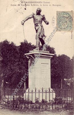 Carte postale ancienne Statue du Capitaine Lelièvre, le héros de Mazagran — Malesherbes (Loiret)