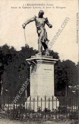 Carte postale ancienne Statue du Capitaine Lelièvre, le héros de Mazagran — Malesherbes (Loiret)