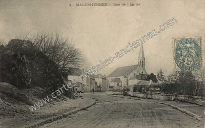 Carte postale ancienne Rue de l'Eglise — Malesherbes (Loiret)