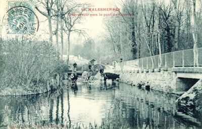 Carte postale ancienne L'abreuvoir vers le pont du Couvent — Malesherbes (Loiret)