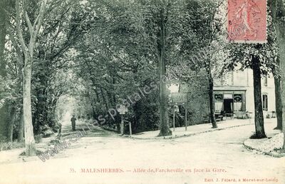 Carte postale ancienne Allée de, Farcheville en face la Gare — Malesherbes (Loiret)