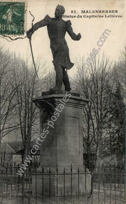 Carte postale ancienne Statue du Capitaine Lelièvre — Malesherbes (Loiret)