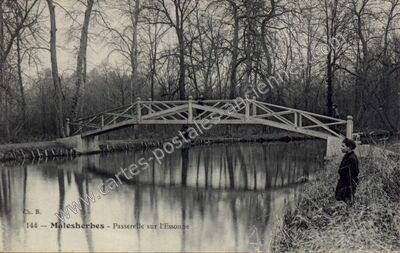 Carte postale ancienne Passerelle sur l'Essonne — Malesherbes (Loiret)