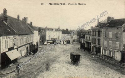 Carte postale ancienne Place du Martroy — Malesherbes (Loiret)