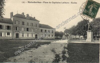 Carte postale ancienne Place du Capitaine Lelièvre - Ecoles — Malesherbes (Loiret)