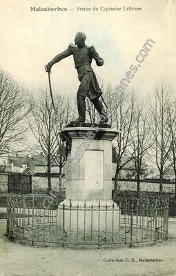 Carte postale ancienne Statue du Capitaine Lelièvre — Malesherbes (Loiret)