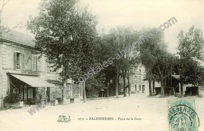 Carte postale ancienne Place de la Gare — Malesherbes (Loiret)