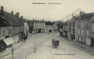 Carte postale ancienne Place du Martroy — Malesherbes (Loiret)