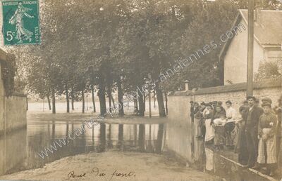 Carte postale ancienne Rue du pont — Meung-sur-Loire (Loiret)