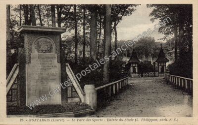 Carte postale ancienne Le Parc des Sports - Entrée du Stade — Montargis (Loiret)