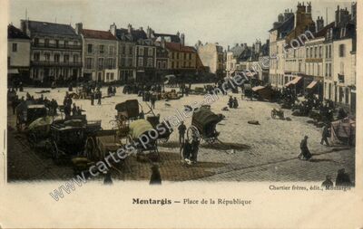 Carte postale ancienne Place de la République — Montargis (Loiret)