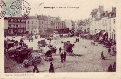 Carte postale ancienne Place de la République — Montargis (Loiret)