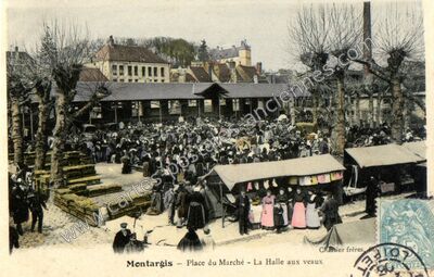 Carte postale ancienne Place du Marché - La Halle aux veaux — Montargis (Loiret)