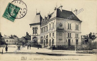 Carte postale ancienne Caisse d'Epargne (prise du Pont de la Chaussée) — Montargis (Loiret)