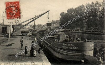 Carte postale ancienne Les Docks et les Quais — Montargis (Loiret)
