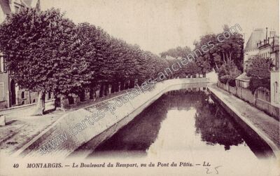 Carte postale ancienne Le Boulevard du Rempart, vu du Pont du Pâtis — Montargis (Loiret)