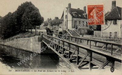 Carte postale ancienne Le Pont des Écluses sur le Loing — Montargis (Loiret)