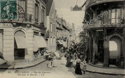 Carte postale ancienne Rue des Lauriers. Un Jour de Marché — Montargis (Loiret)
