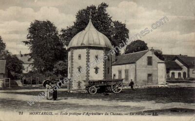 Carte postale ancienne École pratique d'Agriculture du Chesnay. — La Ferme — Montargis (Loiret)