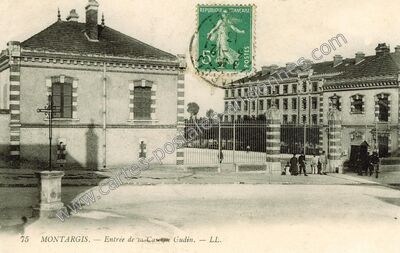 Carte postale ancienne Entrée de la Caserne Gudin — Montargis (Loiret)